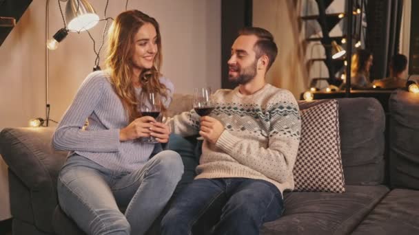 Gülümseyen Güzel Çift Evde Birlikte Romantik Bir Akşam Geçirmek — Stok video