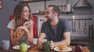 Mutfakta birlikte otururken kahvaltı neşeli güzel çift