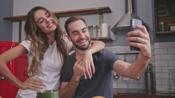 Casal Encantador Alegre Tomando Café Manhã Fazendo Selfie Smartphone Enquanto — Vídeo de Stock