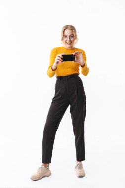 Kazak giyen çekici bir genç kız tam uzunlukta