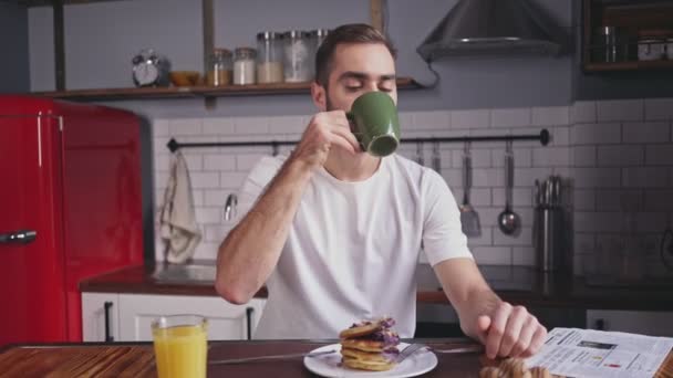 Cool Przystojny Brodaty Człowiek Mając Śniadanie Siedząc Przy Stole Domu — Wideo stockowe
