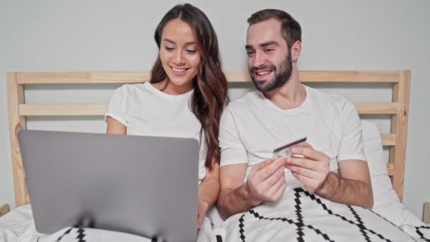 Casal Encantador Alegre Falando Por Videocall Computador Portátil Enquanto Deitado — Vídeo de Stock