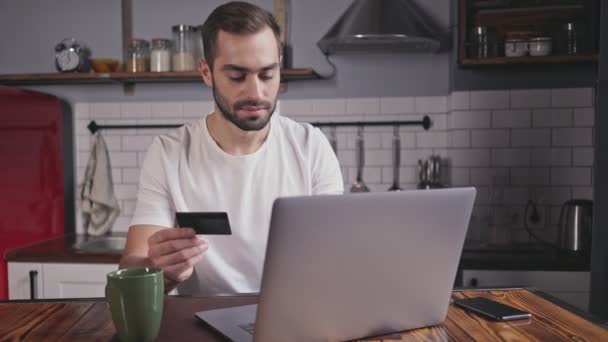 Χαμογελαστός Όμορφος Άντρας Γένια Πληρώνει Τους Λογαριασμούς Φορητό Υπολογιστή Ενώ — Αρχείο Βίντεο