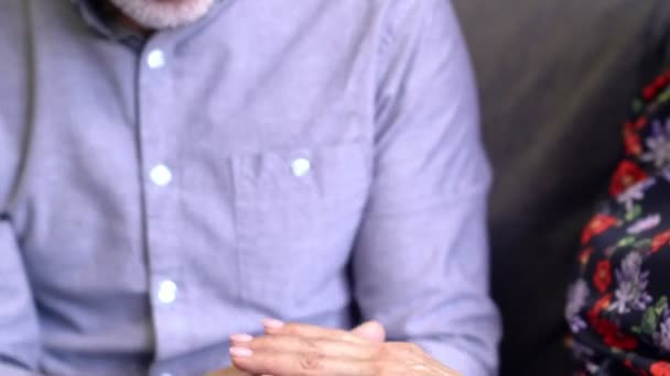 Közelről Tekintettel Lovely Idős Elegáns Pár Együtt Ülve Kanapén Tartja — Stock videók