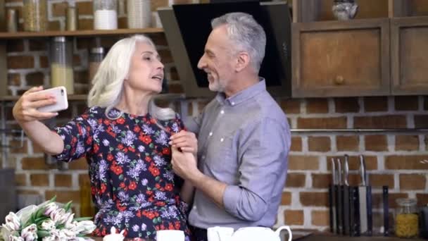 Agréable Beau Couple Âgé Debout Dans Cuisine Tout Faisant Selfie — Video