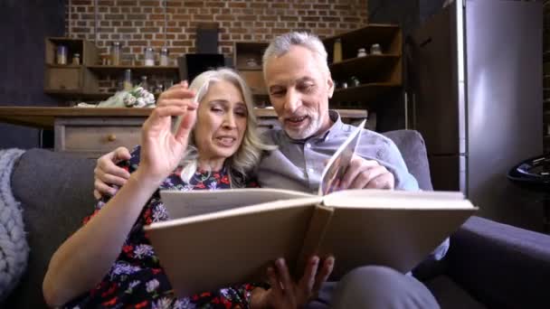 Glada Äldre Elegant Par Sitter Tillsammans Soffan Och Läsa Bok — Stockvideo