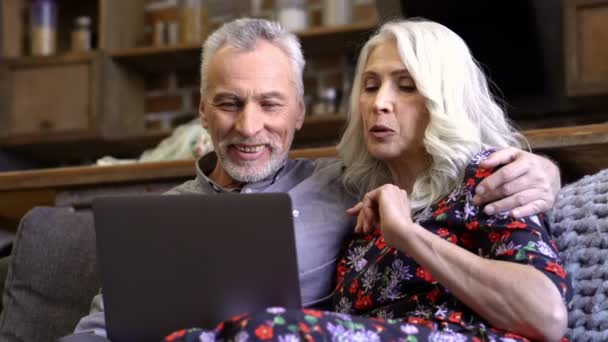 Feliz Casal Elegante Idosos Sentados Juntos Sofá Usando Computador Portátil — Vídeo de Stock