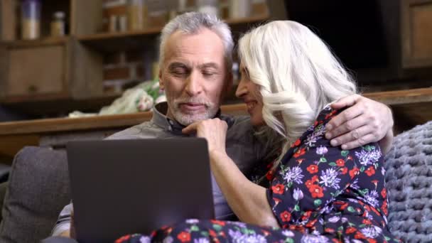 Alegre Casal Elegante Idosos Sentados Juntos Sofá Usando Computador Portátil — Vídeo de Stock