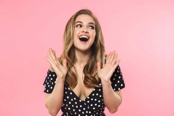 Hermosa mujer bonita joven feliz posando aislado sobre fondo de pared rosa . —  Fotos de Stock