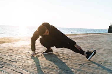 Ceket giyen kendinden emin genç sporcu