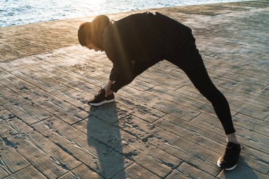 Ceket giyen kendinden emin genç sporcu