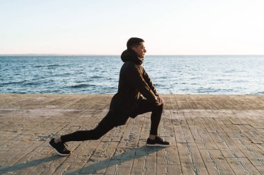 Ceket giyen kendinden emin genç sporcu