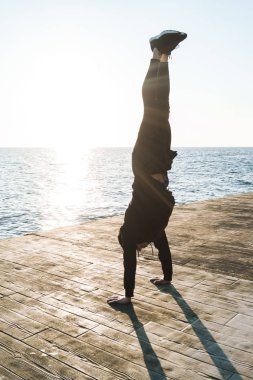 Ceket giyen kendinden emin genç sporcu