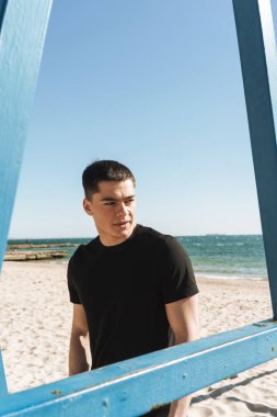 Yatay jimnastik barda spor yapan çekici adamın fotoğrafı