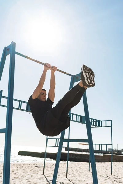Foto von gut aussehenden Kerl, der Akrobatik auf horizontalen Gymnastik b — Stockfoto
