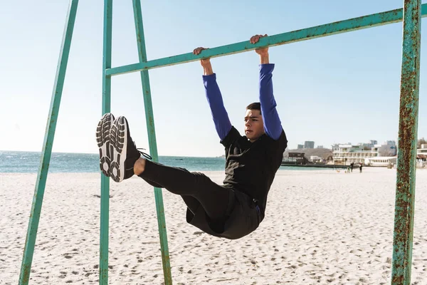 Foto des kaukasischen Typs, der Akrobatik auf horizontaler Gymnastik macht — Stockfoto