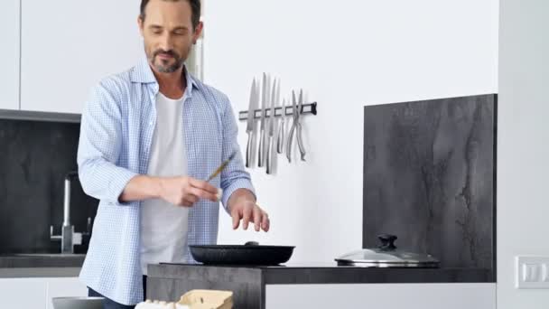 Sorridente Uomo Maturo Cucinare Colazione Mentre Piedi Cucina Casa — Video Stock