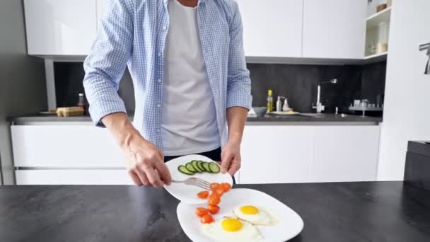 Vista Ritagliata Uomo Maturo Che Prepara Mangiare Della Sua Colazione — Video Stock