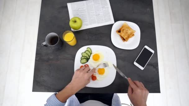 Första Persons Syn Mogen Man Med Välsmakande Hälsosam Frukost Vid — Stockvideo