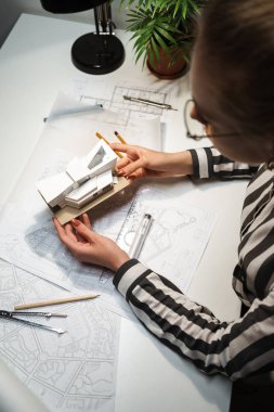 Çalışan genç bir kadın mimarın üst görünümü