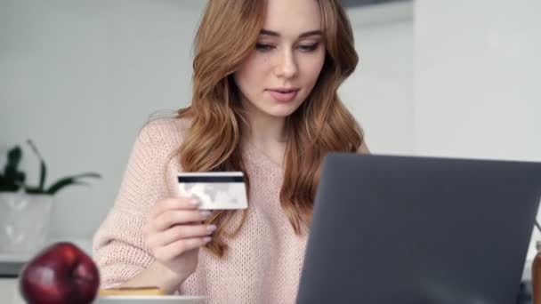 Sorridente Signora Concentrata Seduta Cucina Fare Acquisti Con Computer Portatile — Video Stock