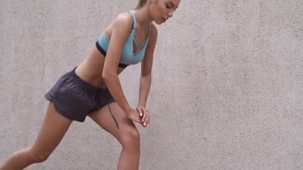 Concentrated Sportswoman Warming Wall Outdoors — Stock Video