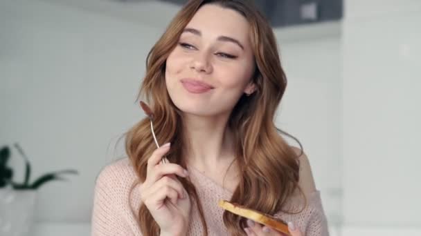 Jonge Gelukkige Dame Casual Ontbijten Keuken Eten Toast Met Chocolade — Stockvideo