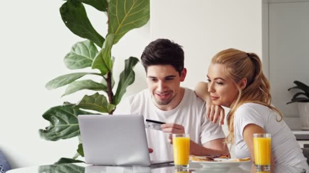 Sonriente Pareja Amorosa Desayunando Mientras Sienta Mesa Una Cocina Casa — Vídeos de Stock