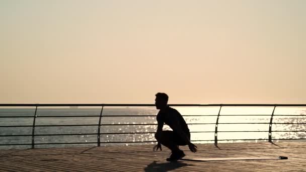 Silhouette Eines Jungen Starken Sportlers Der Der Nähe Des Meeres — Stockvideo