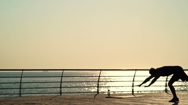 Silhouette Giovane Sportivo Forte Che Esercizio Ginnico Vicino Mare — Video Stock