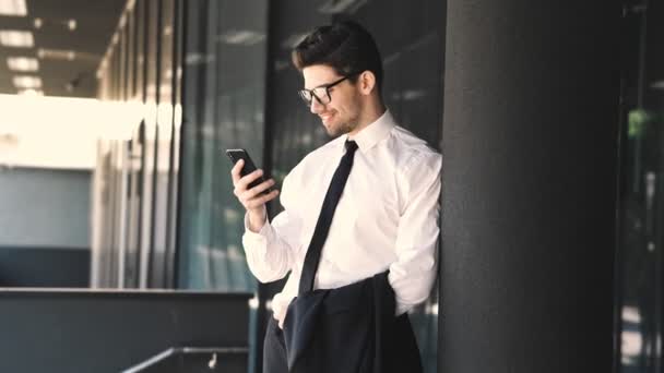 Empresário Satisfeito Vestido Terno Formal Óculos Usando Smartphone Enquanto Estava — Vídeo de Stock