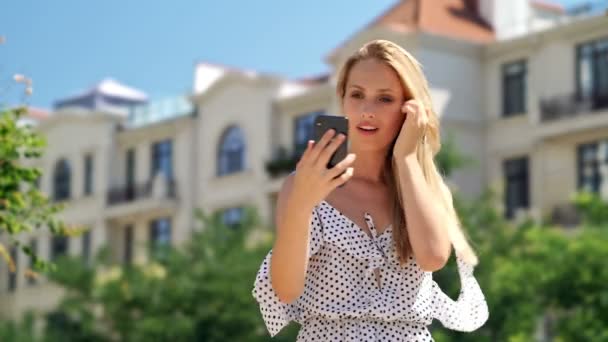 Ευτυχισμένος Ξανθιά Γυναίκα Στο Φόρεμα Φτιάχνοντας Selfie Στο Smartphone Ενώ — Αρχείο Βίντεο