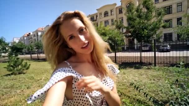 Mulher Loira Brincalhão Vestido Fazendo Selfie Gesto Enquanto Caminha Parque — Vídeo de Stock