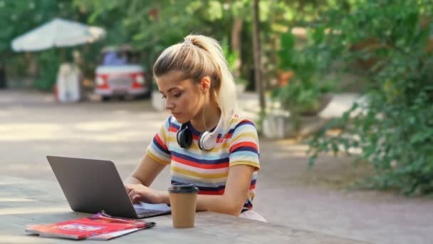 Geconcentreerde Mooie Studenten Vrouw Met Laptop Computer Terwijl Bij Tafel — Stockvideo