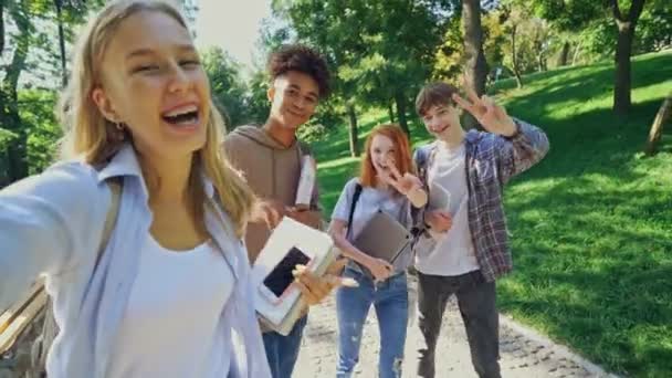 Grupo Estudantes Multiétnicos Alegres Divertindo Juntos Fazendo Selfie Enquanto Caminham — Vídeo de Stock