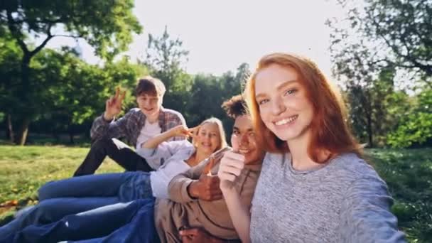 Grupo Estudantes Multiétnicos Felizes Divertindo Juntos Fazendo Selfie Enquanto Sentados — Vídeo de Stock