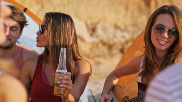 Группа Молодых Веселых Друзей Поет Песни Веселится Вместе Пляже Моря — стоковое видео