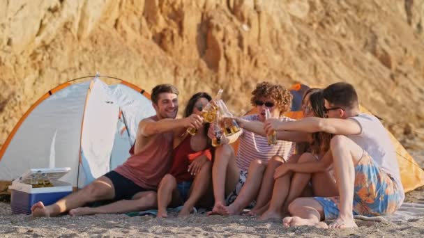 Grupo Jóvenes Amigos Felices Bebiendo Cerveza Divirtiéndose Juntos Playa Cerca — Vídeo de stock