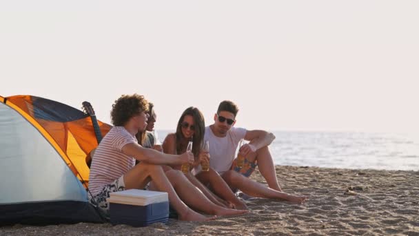 一群年轻的快乐朋友在海边的海滩上喝啤酒 玩得很开心 — 图库视频影像