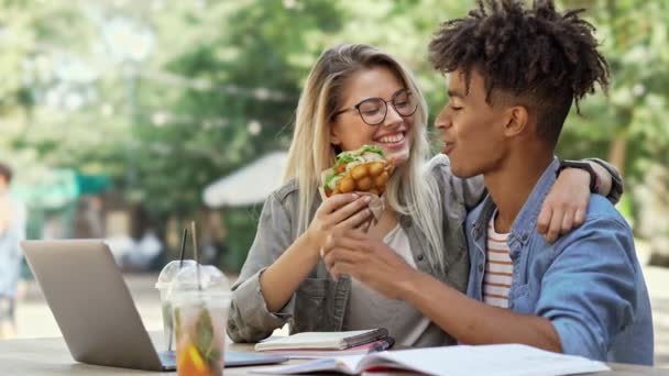 Mutlu Genç Çok Irklı Çift Birlikte Yemek Şehir Kafede Dizüstü — Stok video