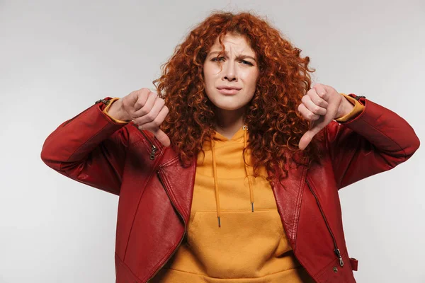 Portret van teleurgesteld redhead vrouw 20s dragen lederen Jacke — Stockfoto