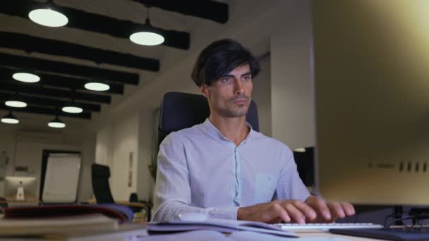 Calma Empleado Hombre Usando Computadora Mientras Está Sentado Junto Mesa — Vídeo de stock