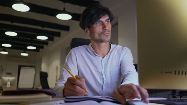Calma Empregado Homem Usando Computador Escrever Algo Enquanto Sentado Mesa — Vídeo de Stock