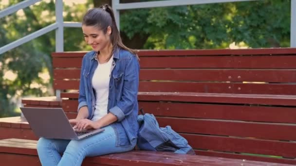 Щаслива Брюнетка Жінка Використовує Ноутбук Сидячи Лавці Парку — стокове відео