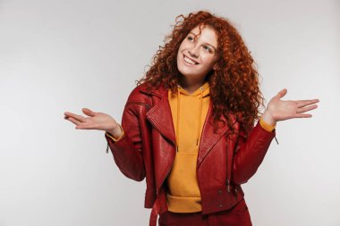 Deri ceket sm giyen kadınsı kızıl saçlı kadın 20s portresi