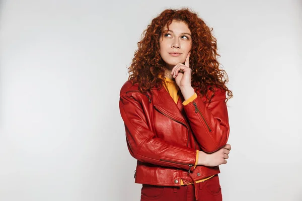 Portret van mooie roodharige vrouw 20s dragen lederen jas s — Stockfoto