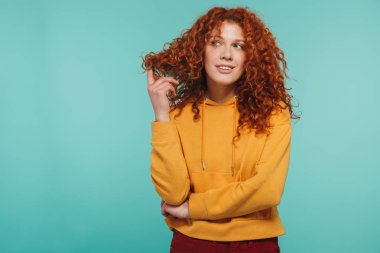 Kıvırcık zencefil saçlı muhteşem kadın 20s Görüntü gülümseyen ve l