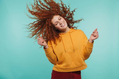 Ayakta çekici bir kızıl saçlı genç kadının portresi