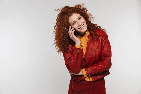 Porträtt av lycklig rödhårig kvinna 20s klädd i skinnjacka smili — Stockfoto