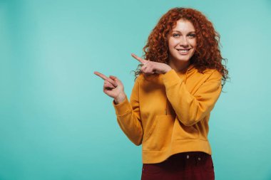 Kıvırcık zencefil saçlı beyaz kadın 20s görüntü gülümseyerek ve 